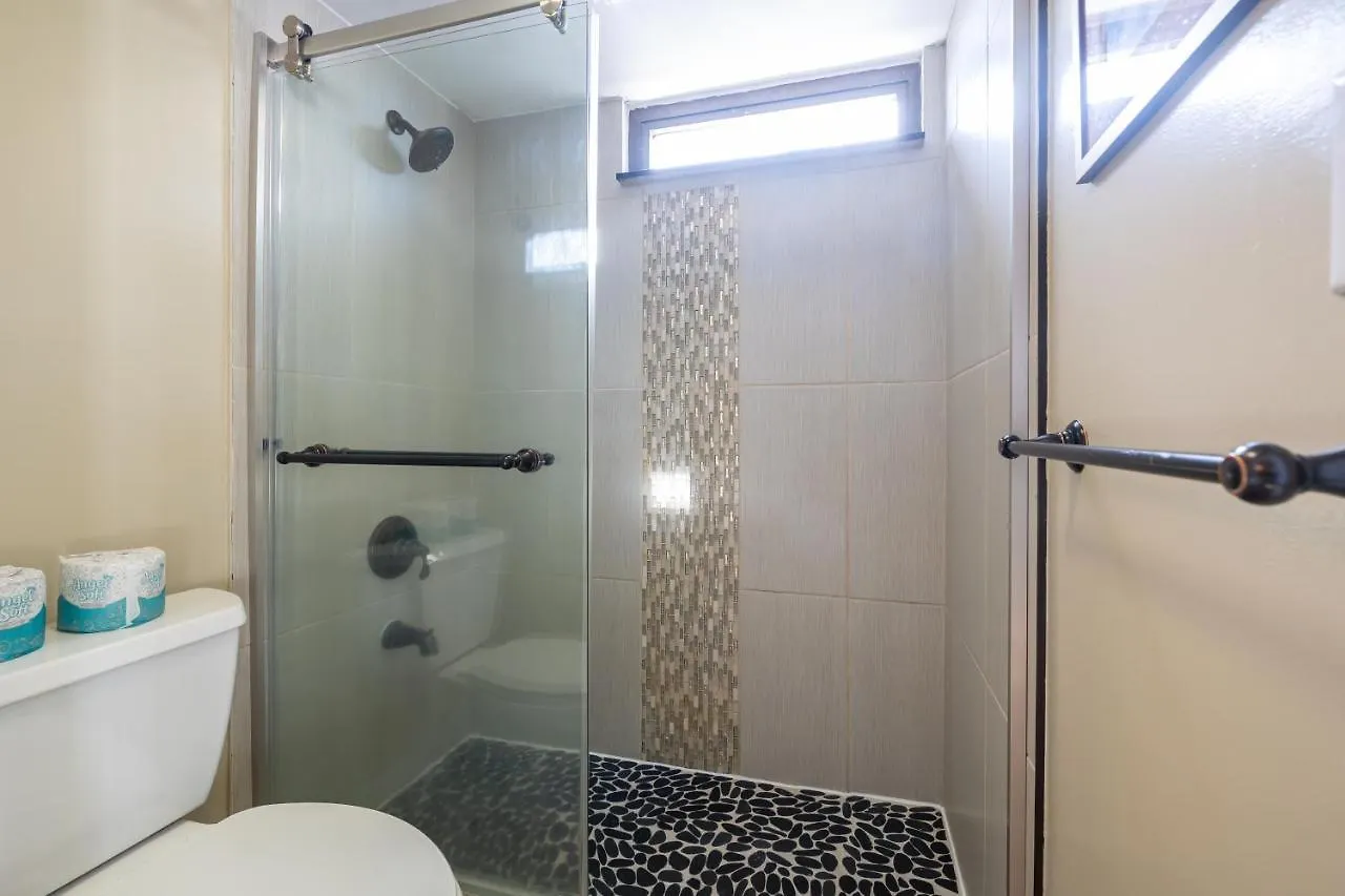 Stylish Ocean View Condo Near Waikiki Beach With Free Parking! Honolulu