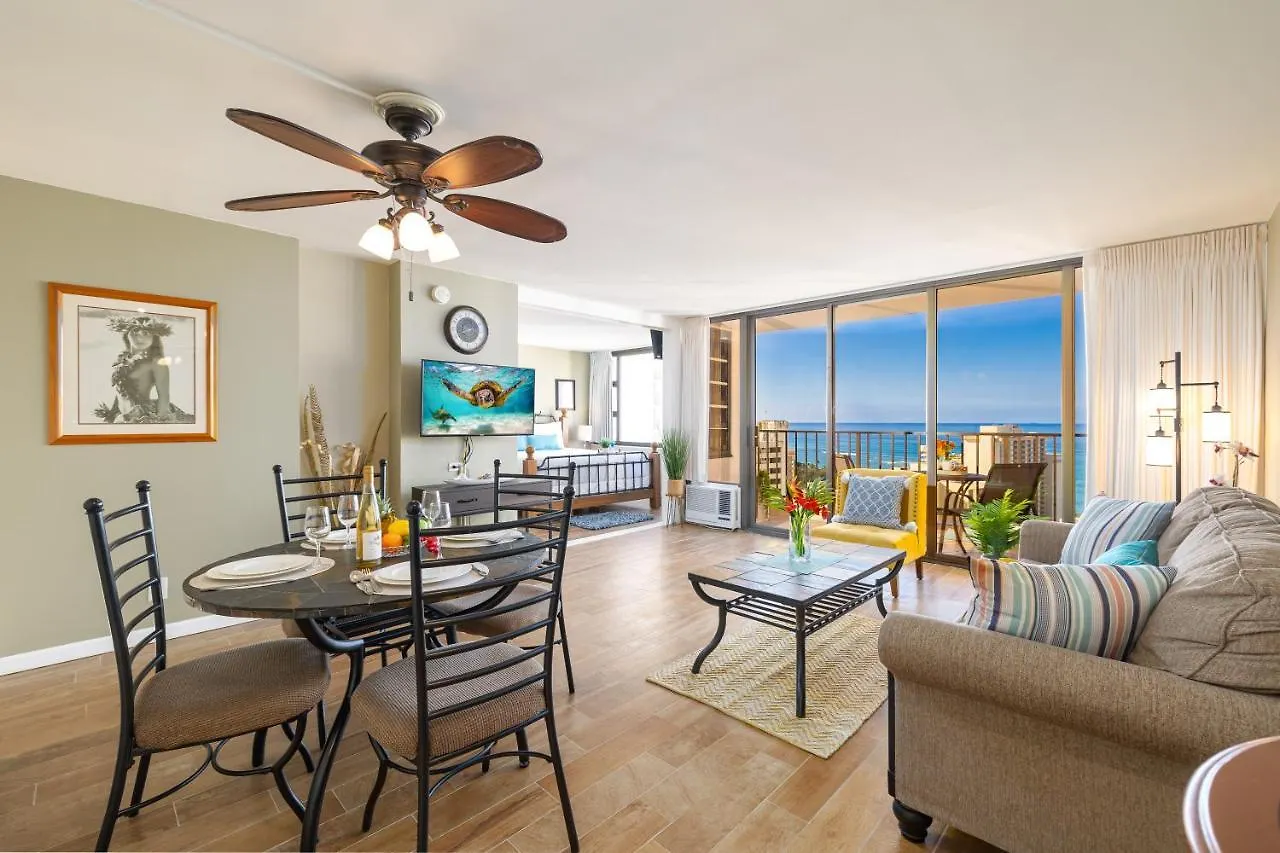 Stylish Ocean View Condo Near Waikiki Beach With Free Parking! Honolulu Daire