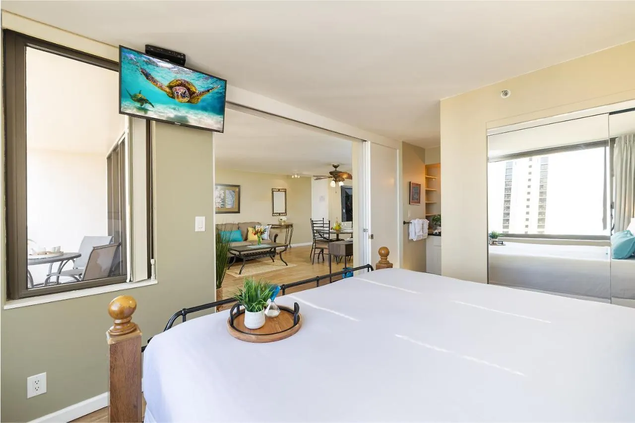 Stylish Ocean View Condo Near Waikiki Beach With Free Parking! Honolulu Daire