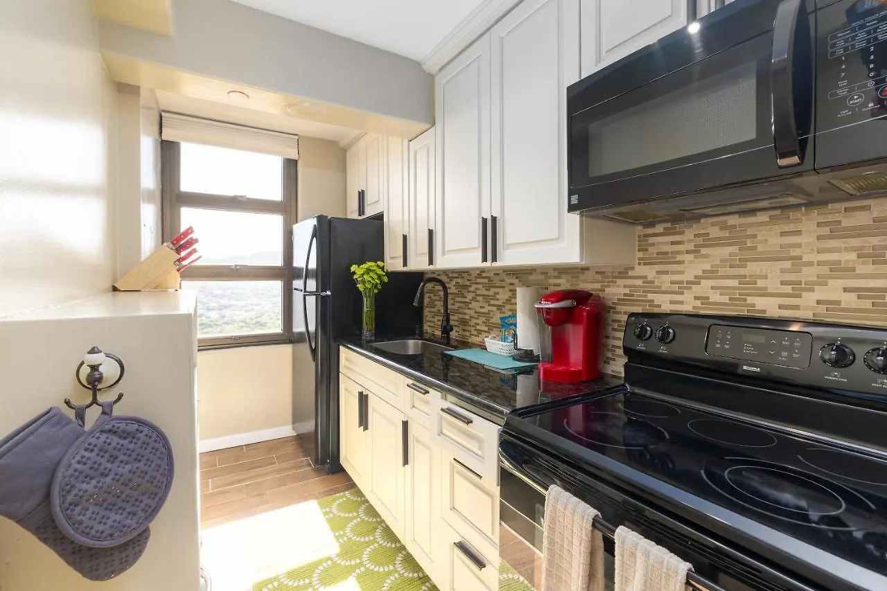 Stylish Ocean View Condo Near Waikiki Beach With Free Parking! Honolulu