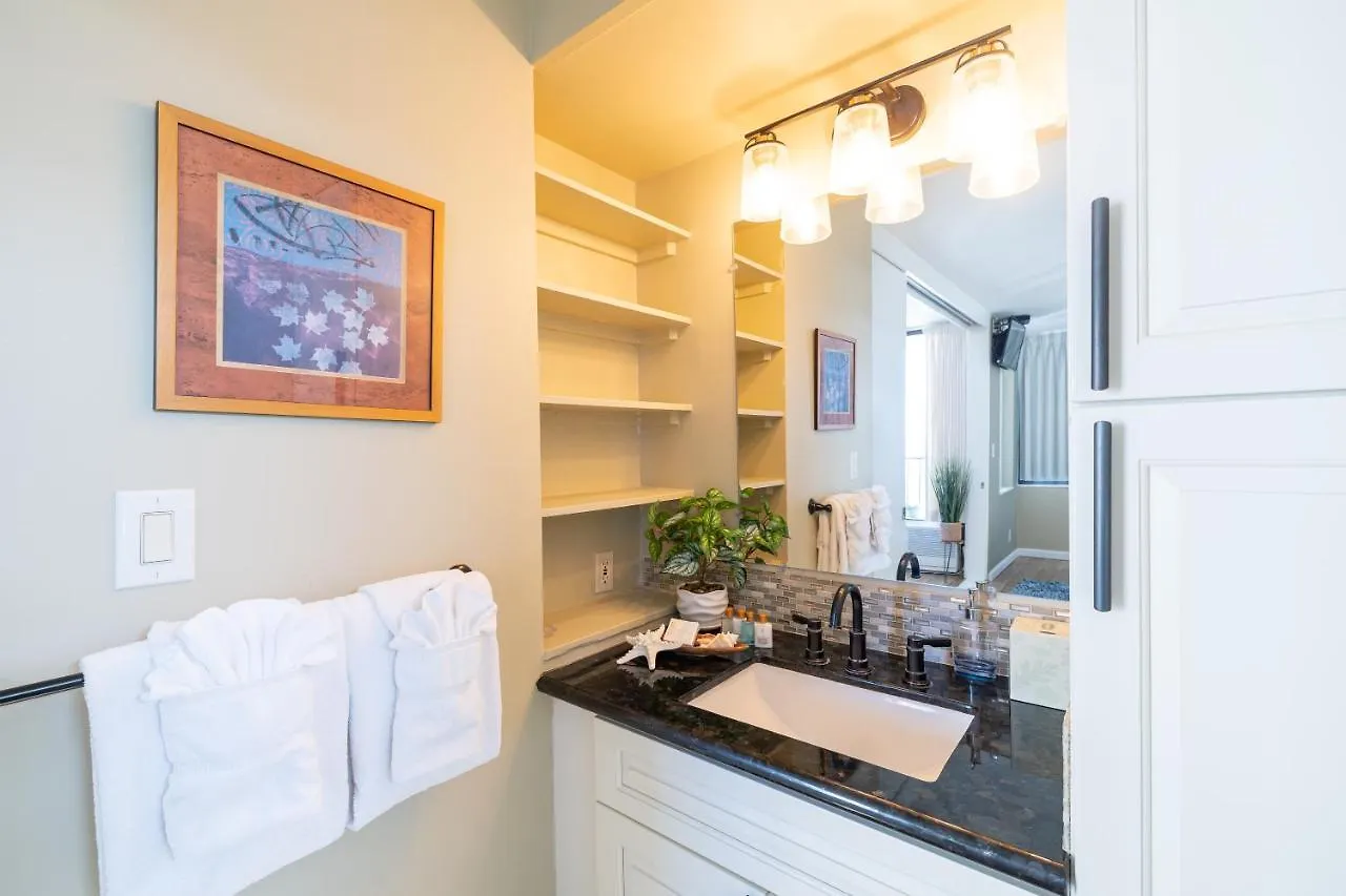 Stylish Ocean View Condo Near Waikiki Beach With Free Parking! Honolulu Daire