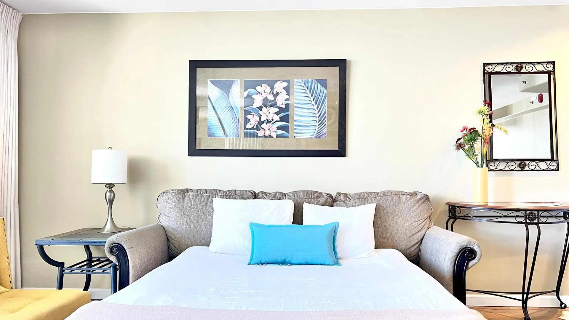 Stylish Ocean View Condo Near Waikiki Beach With Free Parking! Honolulu